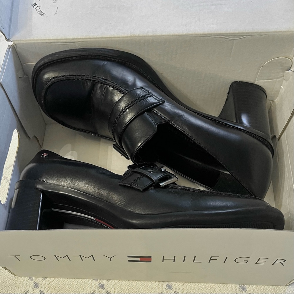Tommy Hilfiger Black Leather Loafers with Heels Size 8 B Black - Picture 2 of 5